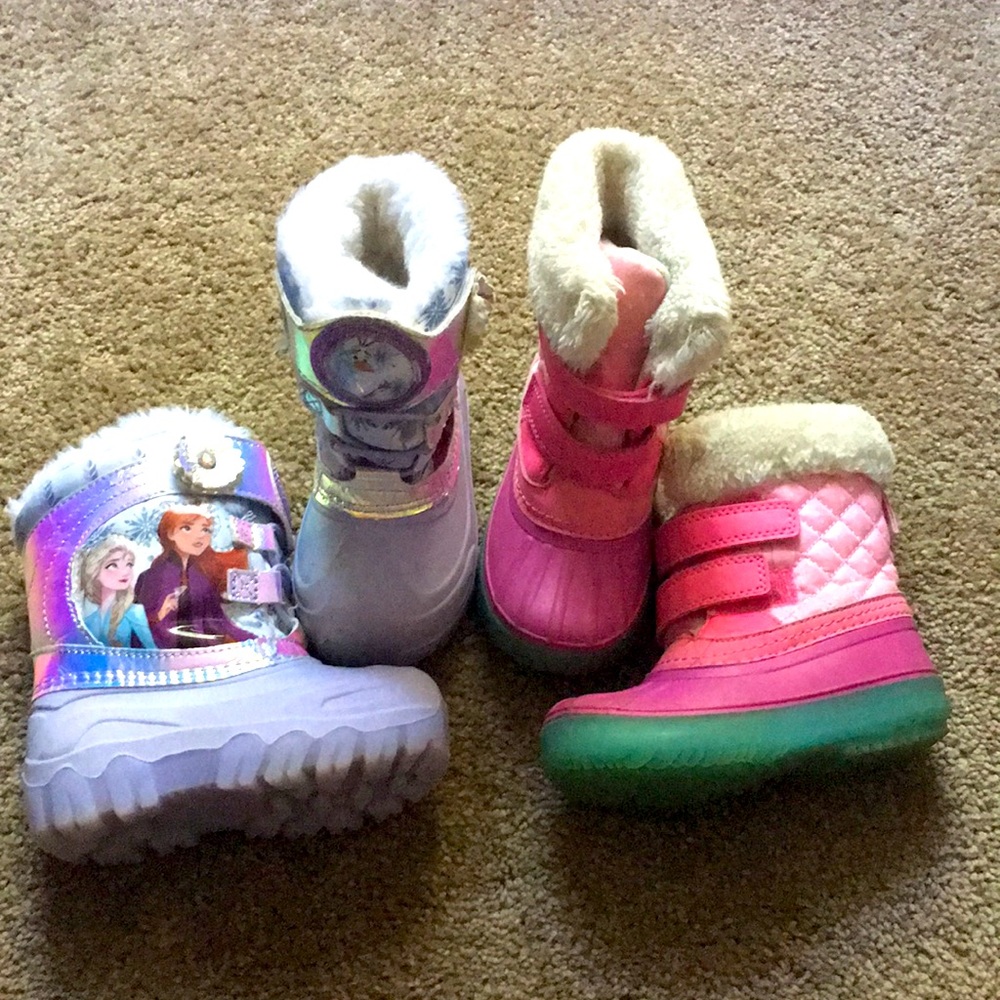 Used toddler rain/snow boots both size 7…. Selling them together not separate.